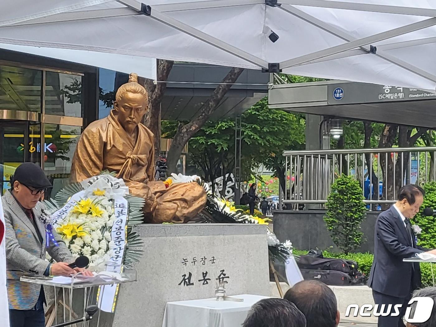 본문 이미지 -  동학농민혁명기념재단(이사장 신순철)이 올해 전국 각지에서 동학농민혁명 정신선양사업을 추진하고 있는 단체에 총 9000만원의 예산을 지원한다. 전봉준 장군 추모제(기념재단 제공)2024.2.3/뉴스1