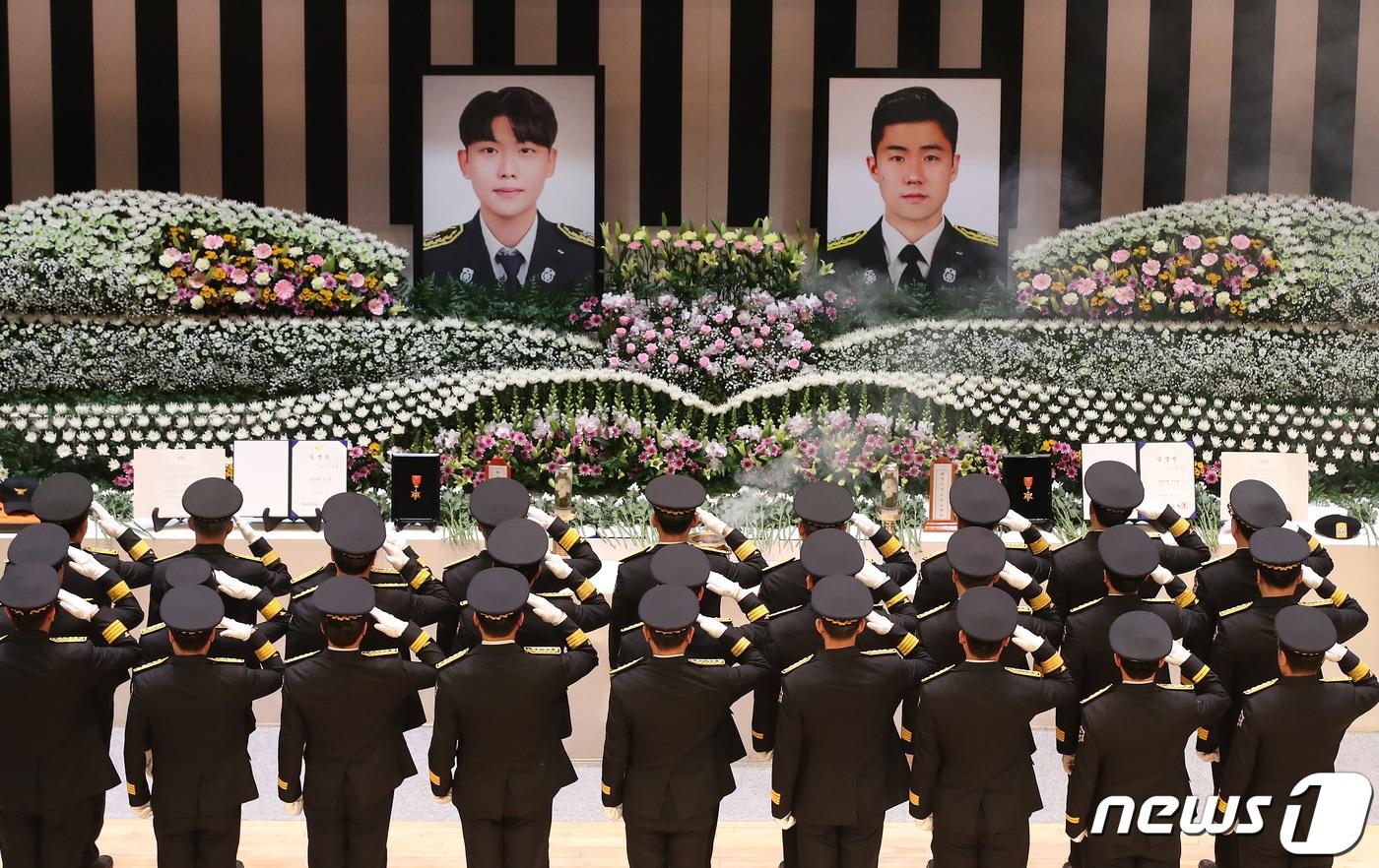 본문 이미지 - 경북 문경 육가공 공장 화재 현장에서 순직한 故 김수광 소방장과 故 박수훈 소방교의 영결식이 3일 오전 경북도청 동락관에서 엄수됐다. 동료 소방관들이 순직 소방관을 향해 마지막 경례를 하고 있다. 2024.2.3/뉴스1 ⓒ News1 공정식 기자