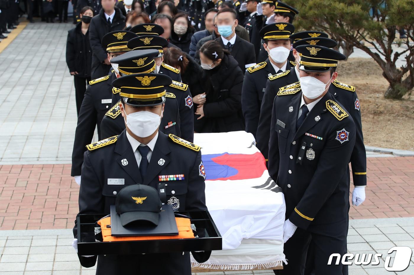 본문 이미지 - 경북 문경 육가공 공장 화재 현장에서 순직한 故 김수광 소방장과 故 박수훈 소방교의 영결식이 3일 오전 경북도청 동락관에서 엄수됐다. 순직 소방관 운구행렬이 영결식장을 떠나고 있다. 2024.2.3/뉴스1 ⓒ News1 공정식 기자