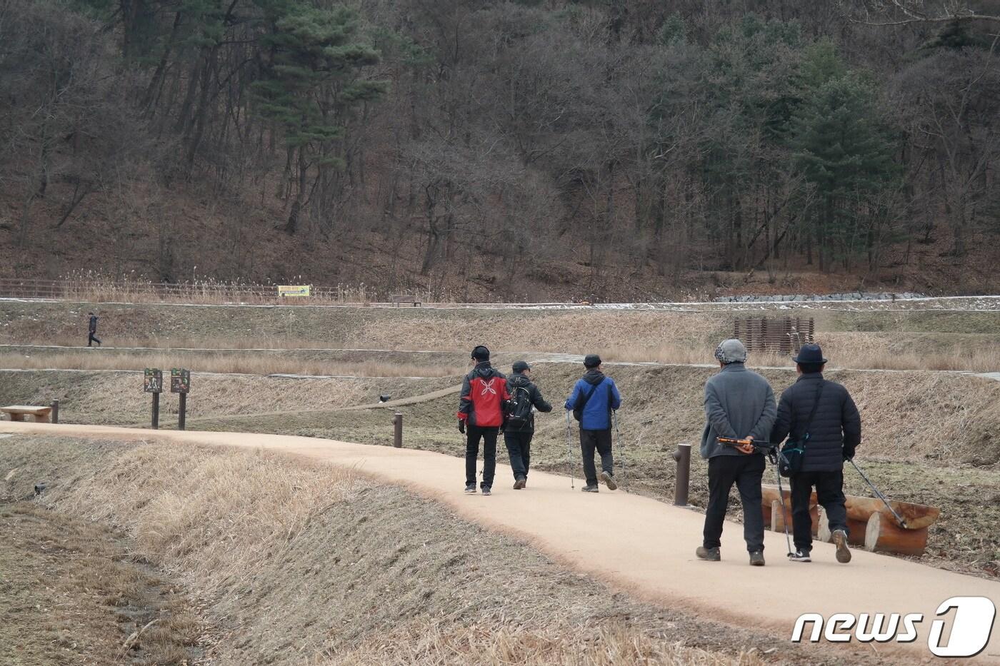 본문 이미지 - 입춘을 하루 앞둔 3일 영하권 날씨에도 충북 주요 관광지에는 늦겨울의 정취를 느끼려는 나들이객의 발길이 이어졌다. 상당산성 생태습지 등산객의 모습.2024.2.3./뉴스1 ⓒ News1 임양규 기자