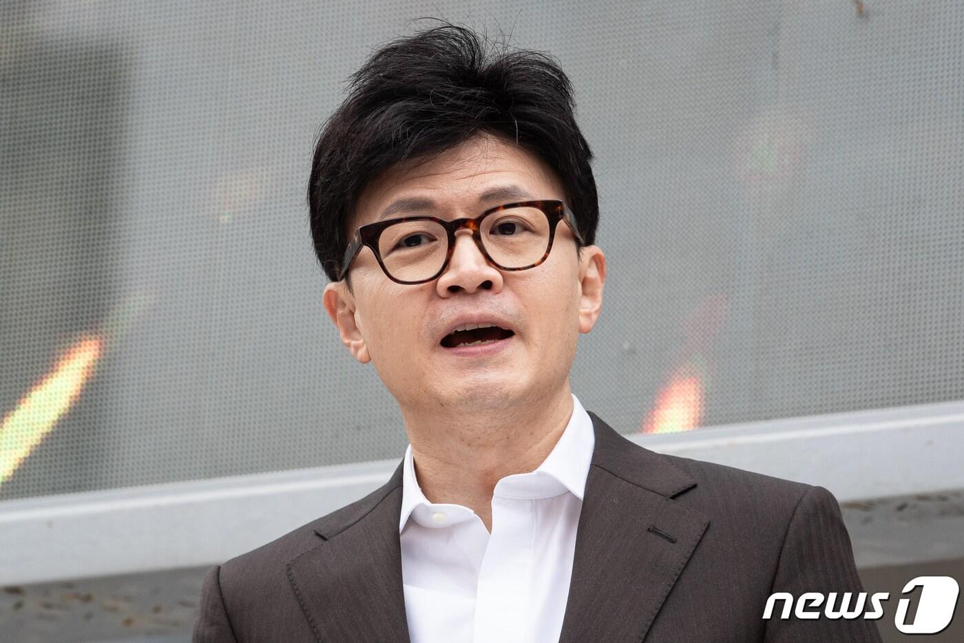 본문 이미지 - 한동훈 국민의힘 비상대책위원장이 3일 경기 김포시 라베니체 광장에서 열린 수도권광역급행철도(GTX) D 노선안 환영 및 조기개통 촉구 시민대회에 참석해 인사말을 하고 있다. 2024.2.3/뉴스1 ⓒ News1 유승관 기자