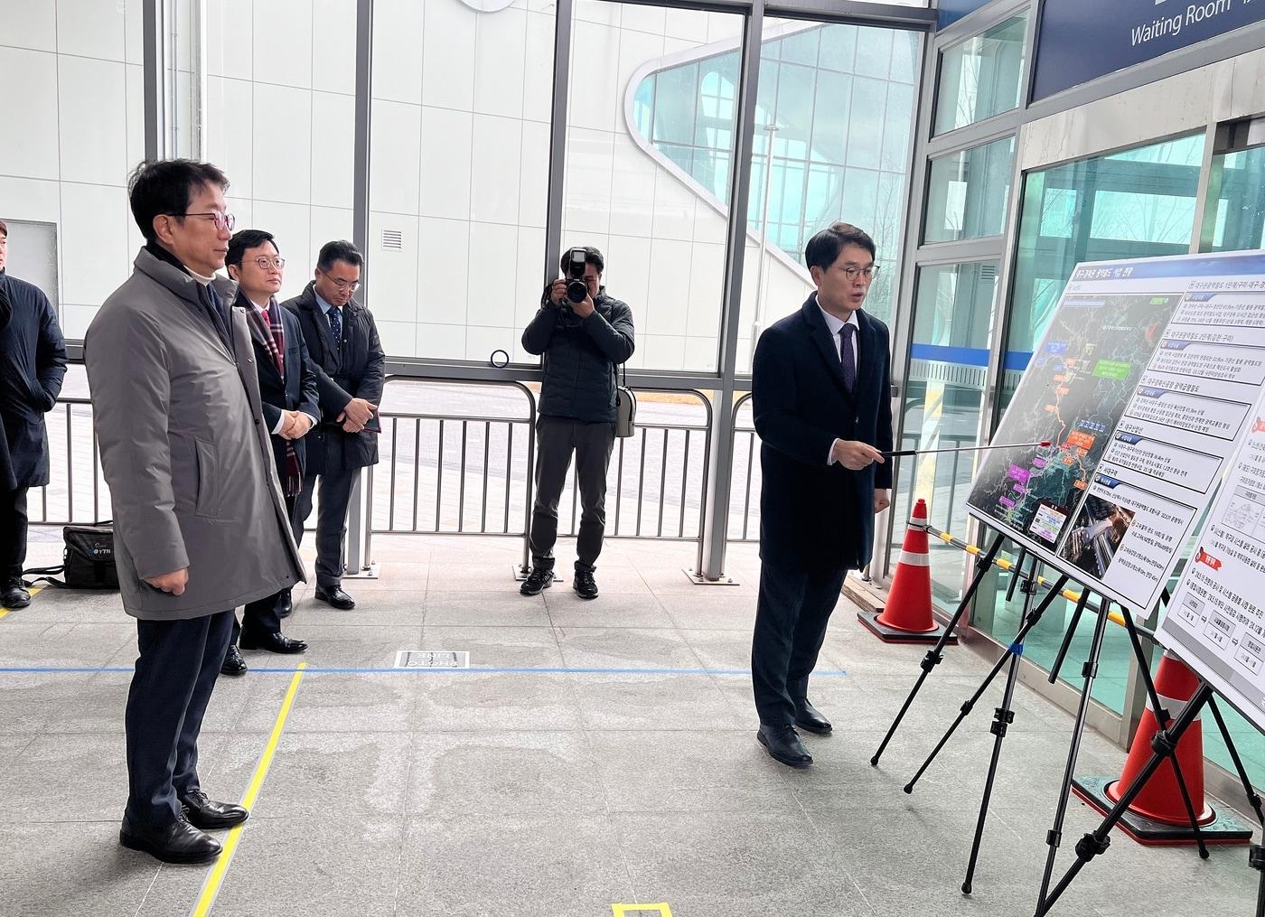 본문 이미지 - 서대구역을 찾은 박상우 국토교통부 장관이 대구권 1단계 광역철도 사업 진행 상황을 관계자로부터 브리핑받고 있다. /신현우 기자