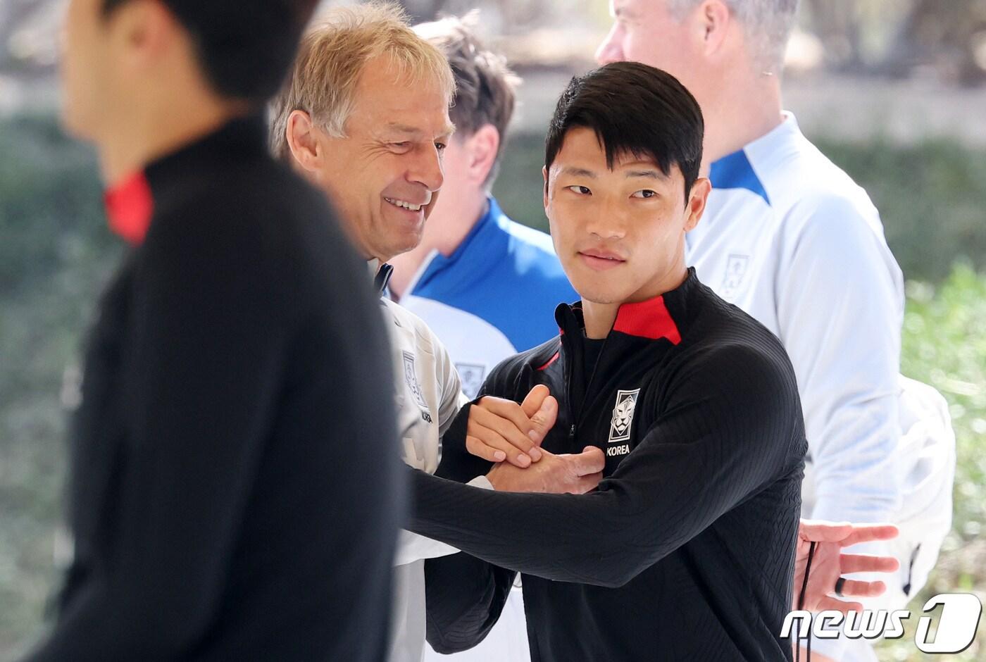 본문 이미지 - 2023 아시아축구연맹(AFC) 카타르 아시안컵 요르단과의 4강전을 앞둔 대한민국 축구대표팀 위르겐 클린스만 감독과 황희찬이 3일(현지시간) 카타르 도하 알 에글라 트레이닝 센터에서 인사하고 있다. 2024.2.3/뉴스1 ⓒ News1 김성진 기자