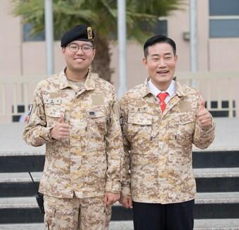 본문 이미지 - 신원식 국방부 장관(오른쪽)과 아크부대 장병.(국방부 제공)