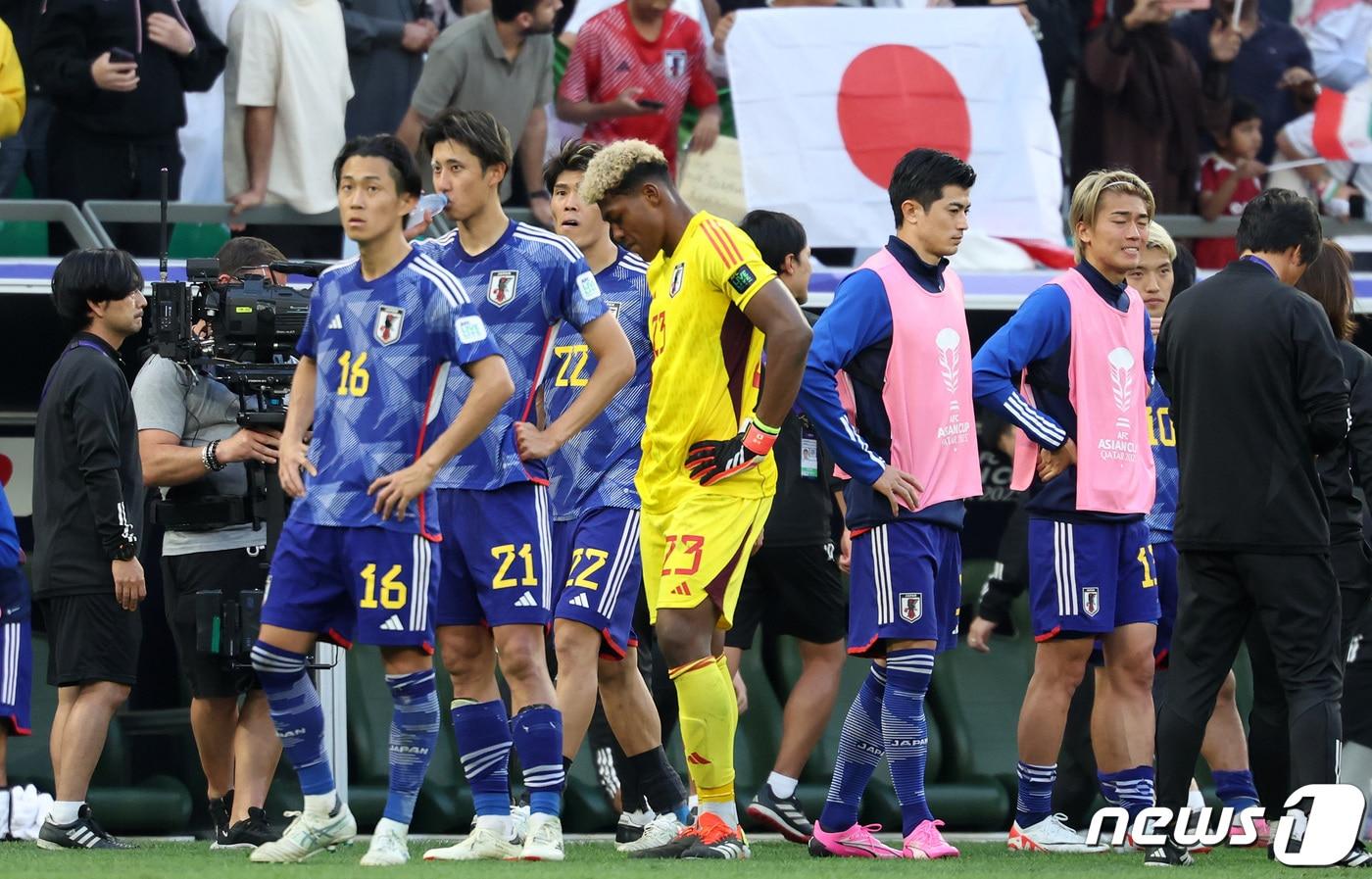본문 이미지 - 일본 스즈키 자이온이 3일(현지시간) 카타르 알라이얀 에듀케이션 시티 스타디움에서 열린 2023 아시아축구연맹(AFC) 카타르 아시안컵 8강전 이란과 일본의 경기에서 1-2로 패배한 후 아쉬워하고 있다. 2024.2.3/뉴스1 ⓒ News1 김성진 기자