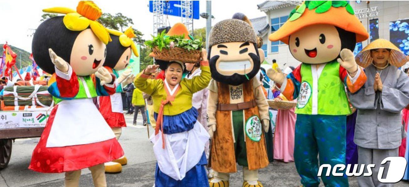 본문 이미지 - 경기도는 축제 기획 및 운영이 우수하고 발전 역량이 높은 올해 우수 지역축제로 양평 용문산 산나물 축제(사진) 등 23개 지역축제를 선정했다고 4일 밝혔다.(경기도 제공)