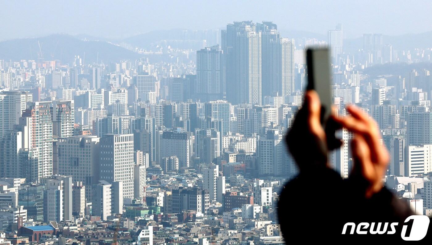 본문 이미지 - 서울 중구 남산에서 바라본 도심에 아파트 단지가 보이고 있다.  2024.2.4/뉴스1 ⓒ News1 장수영 기자