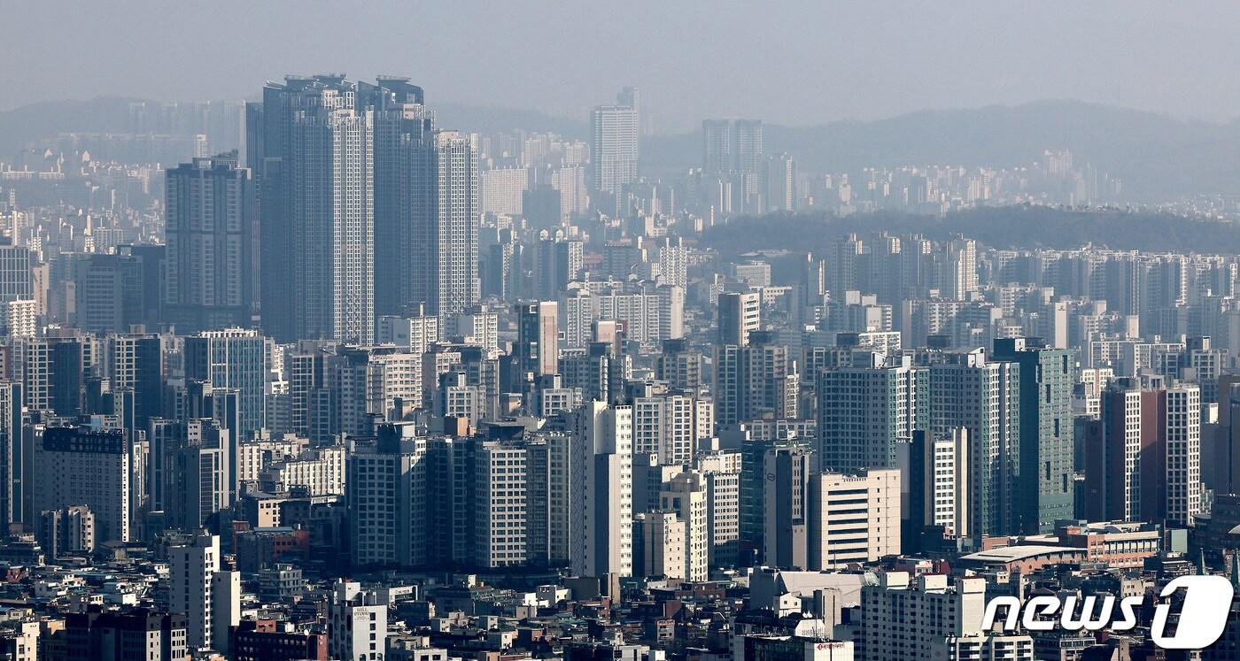 본문 이미지 - 4일 오전 서울 중구 남산에서 바라본 도심에 아파트 단지가 보이고 있다. 부동산R114에 따르면 서울 아파트값이 3주 연속 보합세(0.00%)를 나타낸 것으로 나타났다. 전세가격 역시 상승지역과 하락지역이 팽팽하게 맞서면서 보합(0.00%)을 나타냈다. 2024.2.4/뉴스1 ⓒ News1 장수영 기자