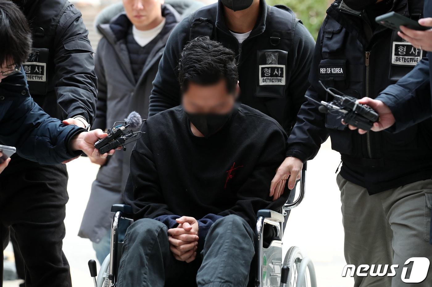 아내에게 성인방송 출연을 강요하고 자택에 감금한 혐의를 받는 전직 군인 A씨가 2월 오후 인천 미추홀구 인천지방법원에서 열린 구속 전 피의자심문(영장실질심사)에 출석하고 있다.. 2024.2.4/뉴스1 ⓒ News1 이승배 기자