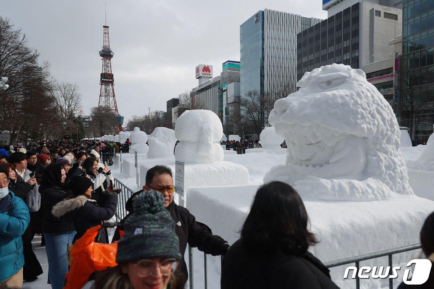 '삿포로 눈축제'가 2월 4일 삿포로 시내에서 개막했다. 올해로 74회째를 맞은 이 행사는 크고 작은 190여 기의 설상과 빙상이 관람객들을 맞이한다. 2024.02.04 ⓒ AFP=뉴스1 ⓒ News1 최종일 기자
