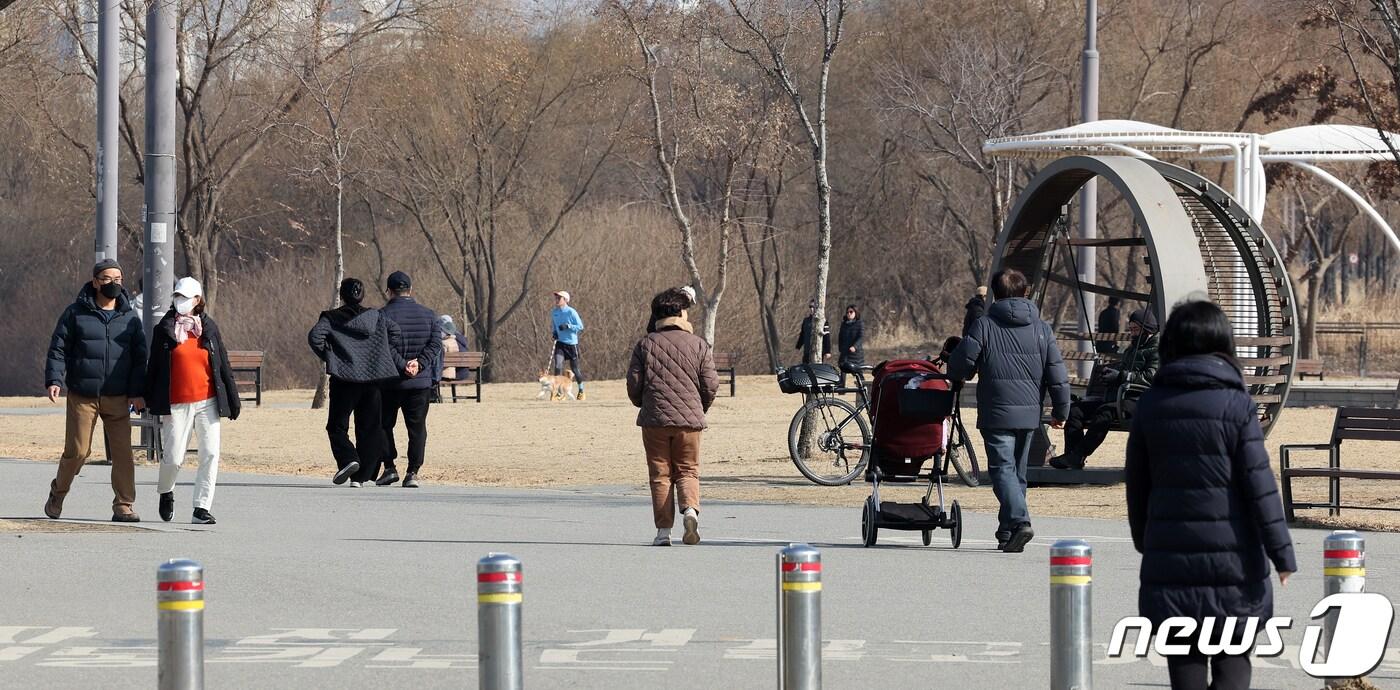 본문 이미지 - 서울 반포 한강공원에서 시민들이 산책을 하고 있다. ⓒ News1 김진환 기자