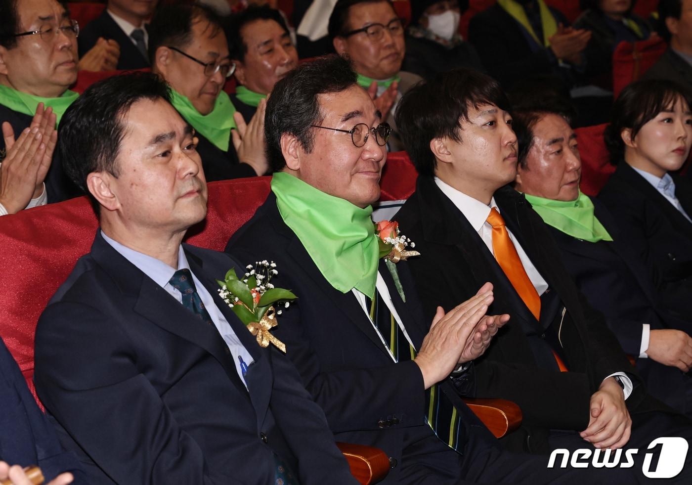 본문 이미지 - 새로운미래 김종민(왼쪽부터), 이낙연 공동대표와 이준석 개혁신당 대표가 4일 오후 서울 여의도 국회의원회관에서 열린 새로운미래 창당대회에서 나란히 앉아 있다. 2024.2.4/뉴스1 ⓒ News1 구윤성 기자