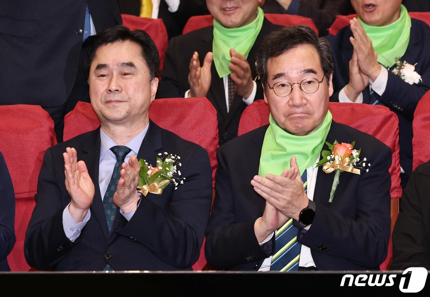본문 이미지 - 새로운미래 김종민(왼쪽), 이낙연 공동대표가 4일 오후 서울 여의도 국회의원회관에서 열린 중앙당 창당대회에서 손뼉을 치고 있다. 2024.2.4/뉴스1 ⓒ News1 구윤성 기자