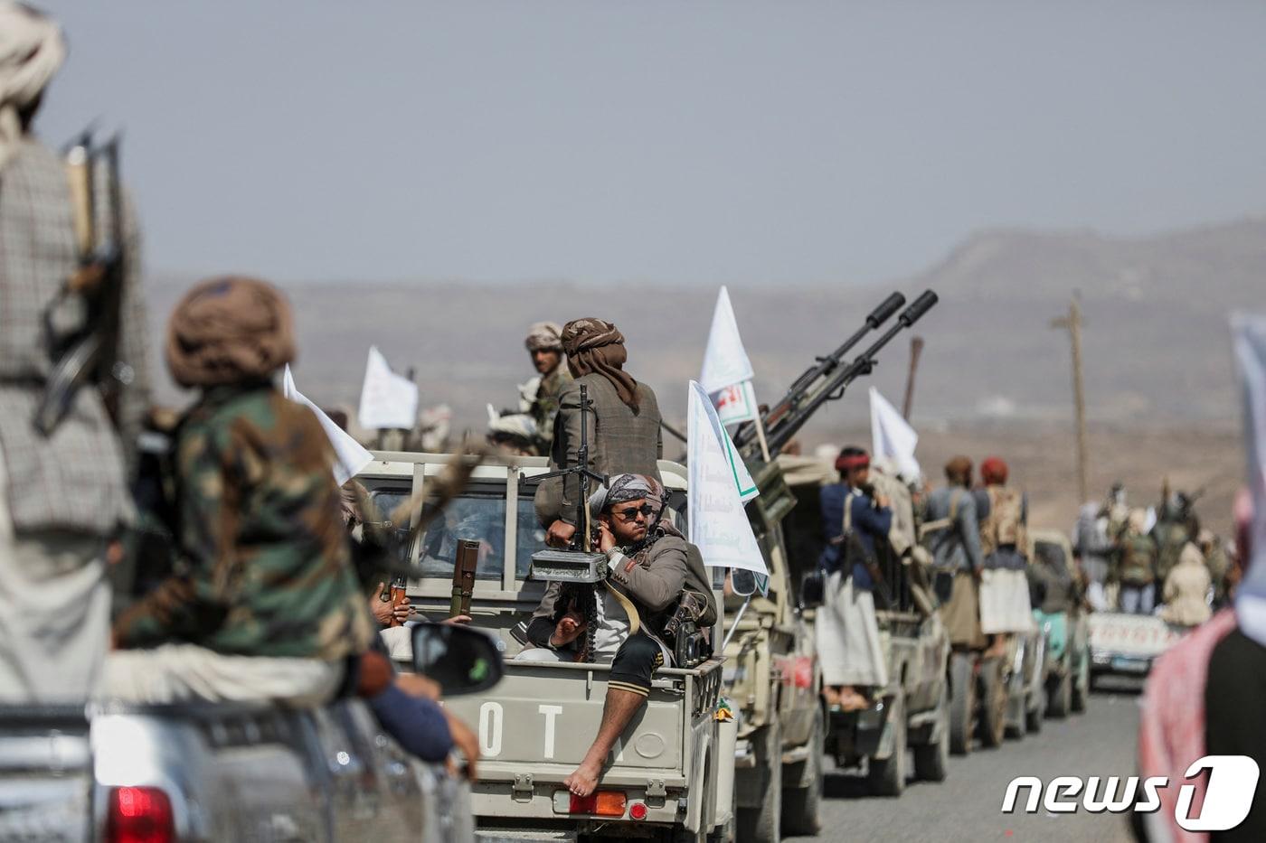 본문 이미지 - 미국이 3일(현지시간) 영국과 합동으로 예멘 내 친(親)이란 세력 후티 반군의 최소 30개 목표물에 대해 추가 공습을 단행한 이후 4일 후티 부족들이 사나 인근 지역에 모여서 무력시위를 하고 있다. 2024.02.04 ⓒ 로이터=뉴스1 ⓒ News1 최종일 기자