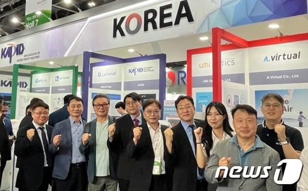 본문 이미지 - 김동근 한국광융합산업진흥회 상근부회장(가운데)과 국내 광의료·헬스기업 관계자들이 두바이 '아랍헬스 전시회' 한국관을 배경으로 기념사진을 찍고 있다.(한국광융합산업진흥회 제공)/뉴스1 