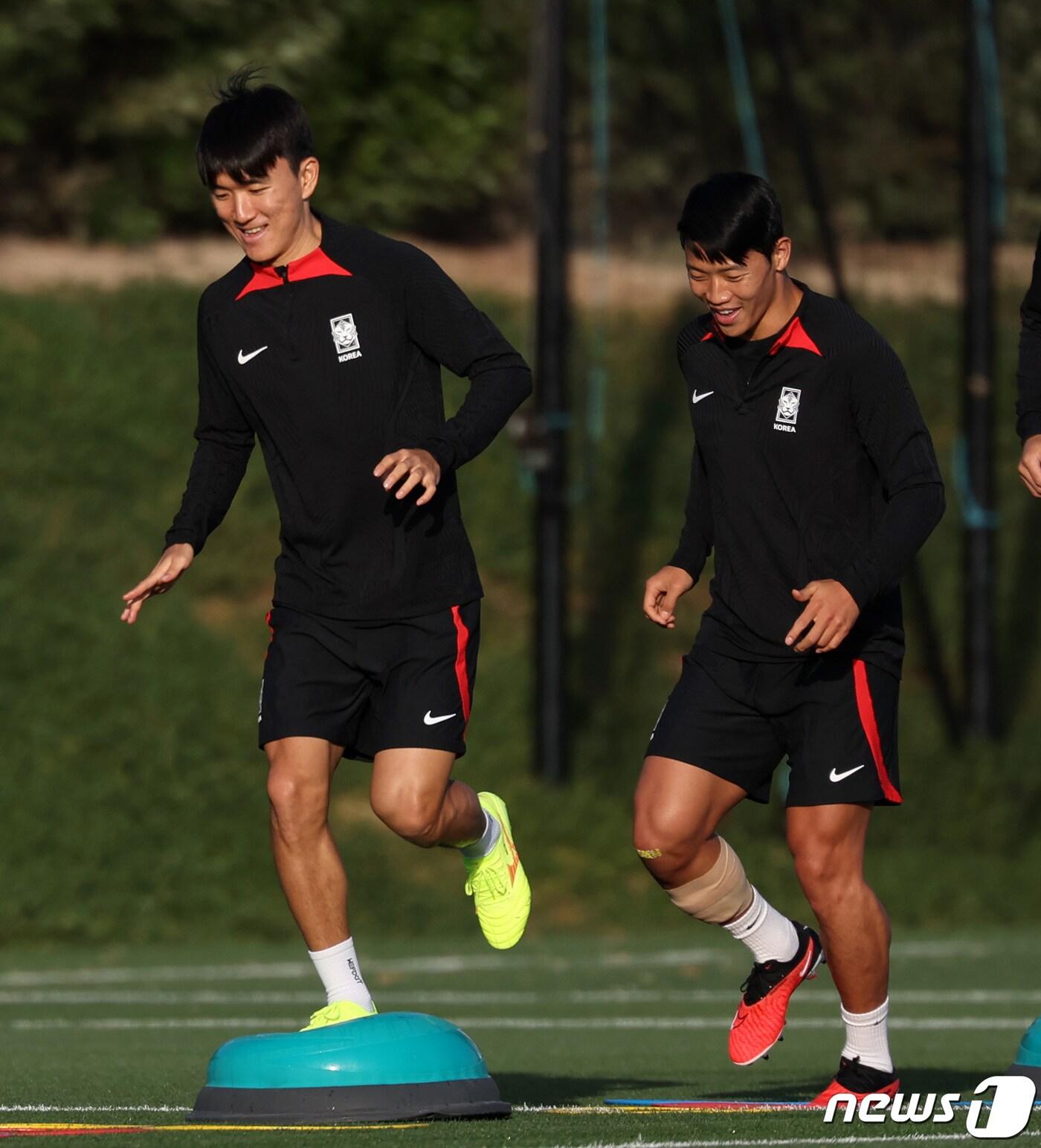 본문 이미지 - 홍명보호가 10월 2연전을 앞두고 있다. 황인범&#40;왼쪽&#41;도 부상에서 회복했고 황희찬도 출전 시간을 늘리고 있다. 쓸 수 있는 카드가 더 많아진 홍명보호다. ⓒ News1 김성진 기자