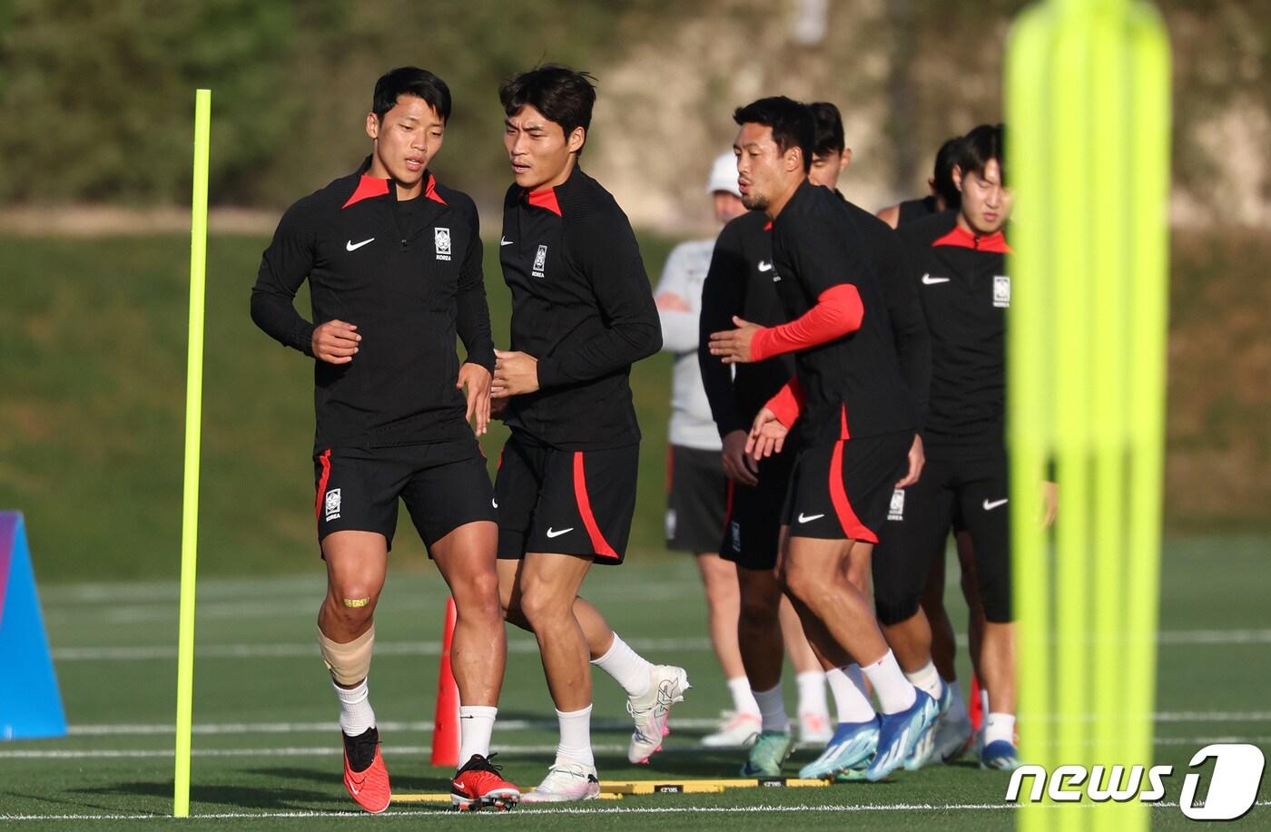 본문 이미지 - 2023 아시아축구연맹(AFC) 카타르 아시안컵 요르단과의 4강전을 앞둔 대한민국 축구대표팀 황희찬이 4일(현지시간) 카타르 도하 알 에글라 트레이닝 센터에서 훈련을 하고 있다. 2024.2.4/뉴스1 ⓒ News1 김성진 기자