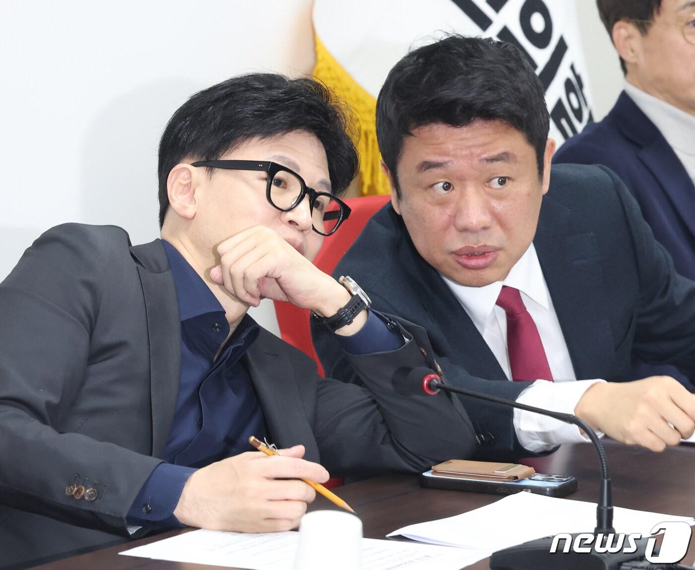 본문 이미지 - 한동훈 국민의힘 비상대책위원장과 유의동 정책위의장이 5일 서울 여의도 당사에서 열린 비상대책위원회의에서 대화를 하고 있다. 2024.2.5/뉴스1 ⓒ News1 송원영 기자