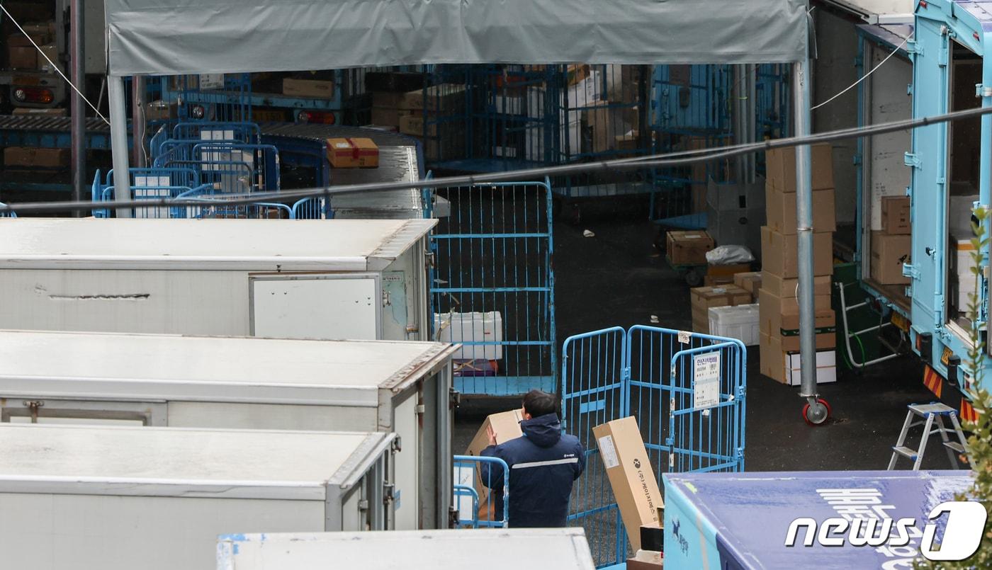 본문 이미지 - 설 연휴를 나흘 앞둔 5일 서울 시내 한 택배센터에서 작업자들이 배송 준비를 하고 있다. 2024.2.5 ⓒ 뉴스1 김도우 기자
