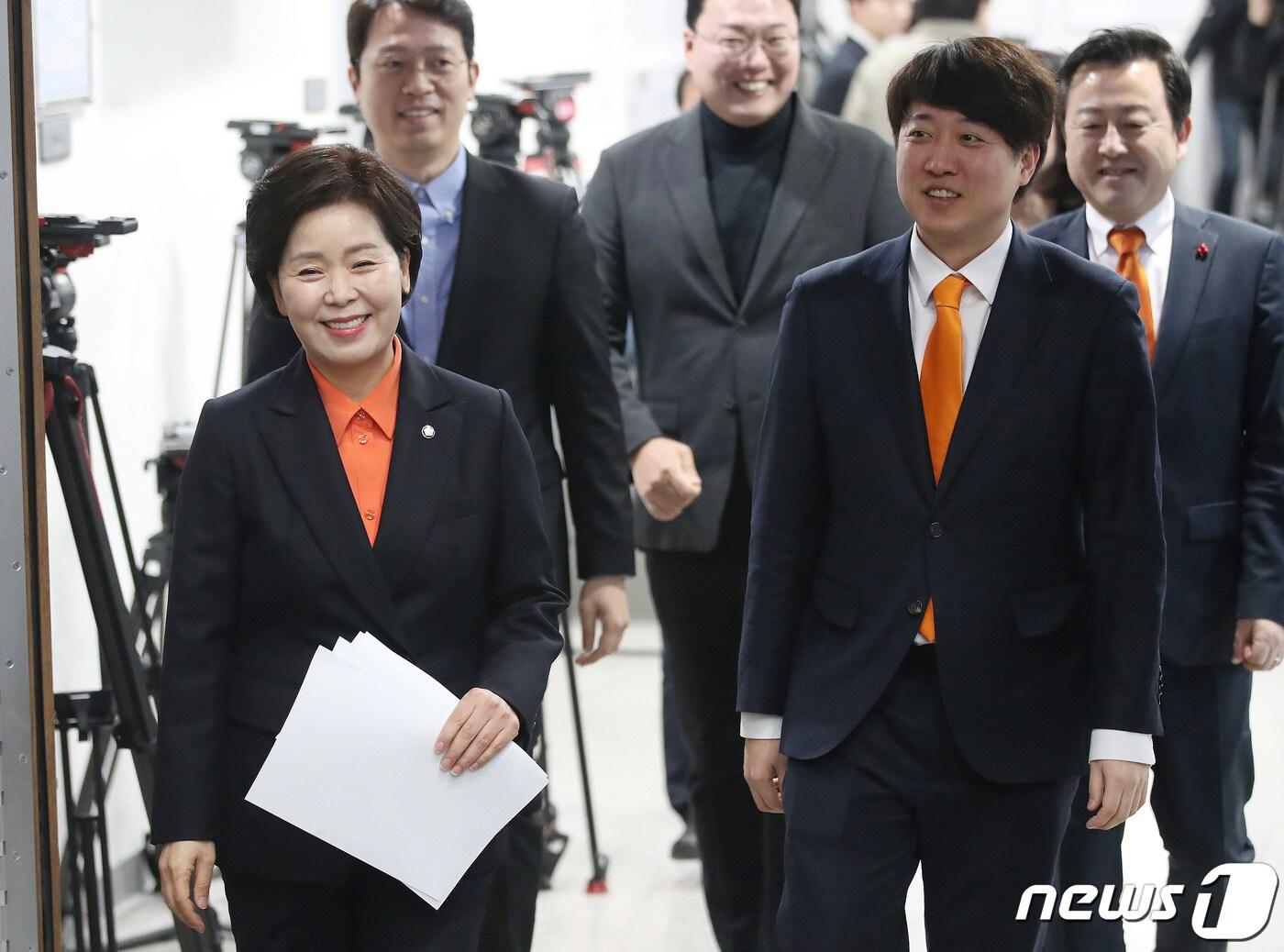 본문 이미지 - 양향자 개혁신당 원내대표가 5일 오전 서울 여의도 국회 소통관에서 제22대 국회의원선거&#40;총선&#41; 용인시&#40;갑&#41; 출마 선언 기자회견을 하기 위해 이준석 대표와 함께 입장하고 있다. 2024.2.5/뉴스1 ⓒ News1 임세영 기자