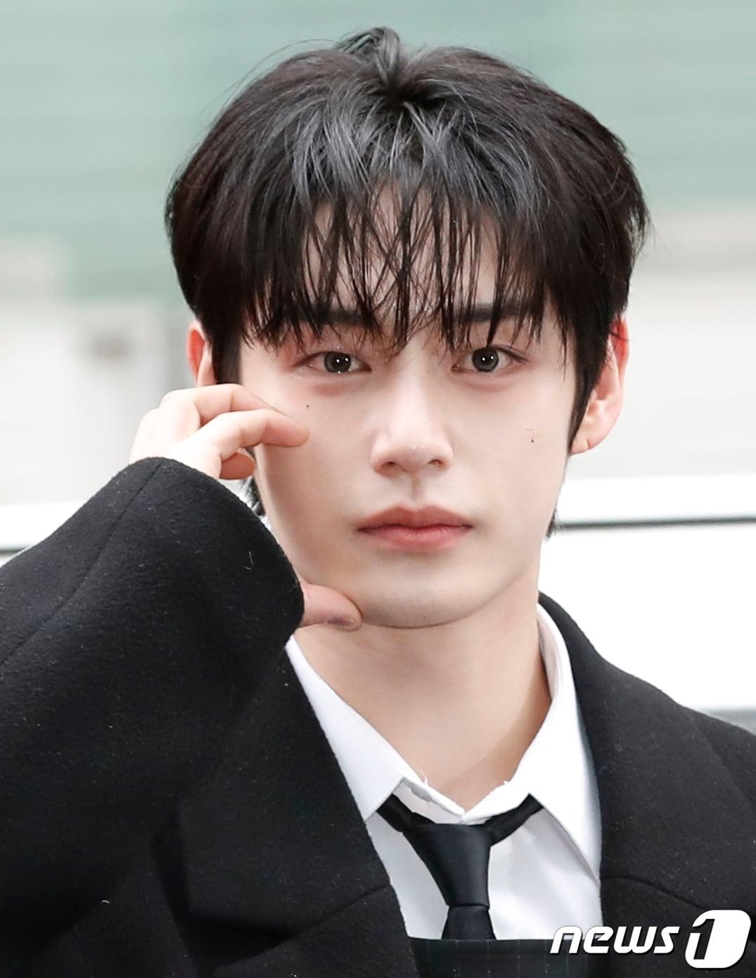 본문 이미지 - 제로베이스원 김지웅이 논란 후 처음으로 포착됐다. ⓒ News1 권현진 기자