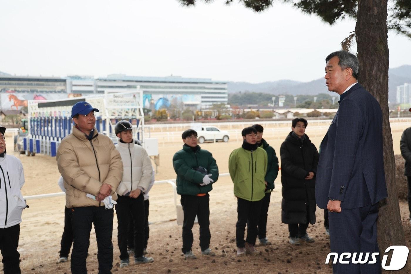 본문 이미지 - 정기환 한국마사회 회장이 경마 출발대를 점검하고 임직원들에게 발언하고 있다.(한국마사회 제공)