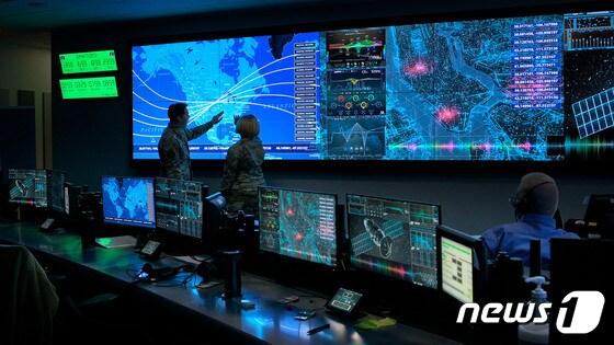 본문 이미지 - 미군 우주사령부 합동지휘통제실 (미 우주사령부) ⓒ 뉴스1