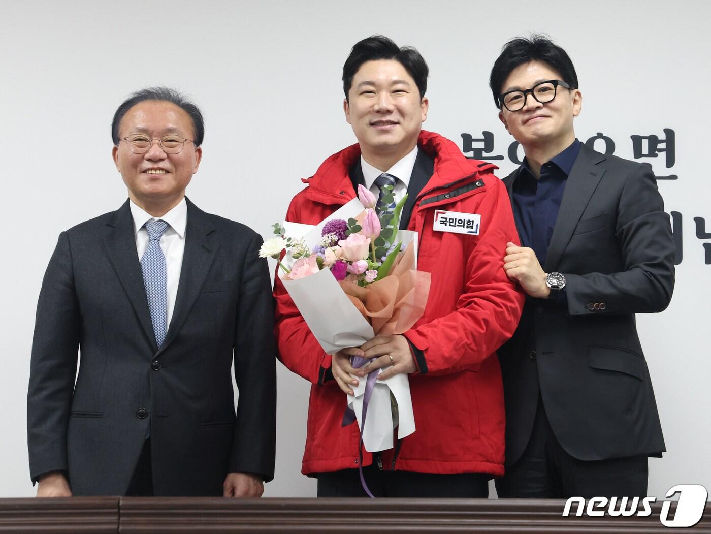 본문 이미지 - 한동훈 국민의힘 비상대책위원이 5일 서울 여의도 국회 국민의힘 당사에서 열린 인재 영입 환영식에서 진종오 전 국가대표 사격선수와 기념촬영을 하고 있다. 2024.2.5/뉴스1 ⓒ News1 송원영 기자