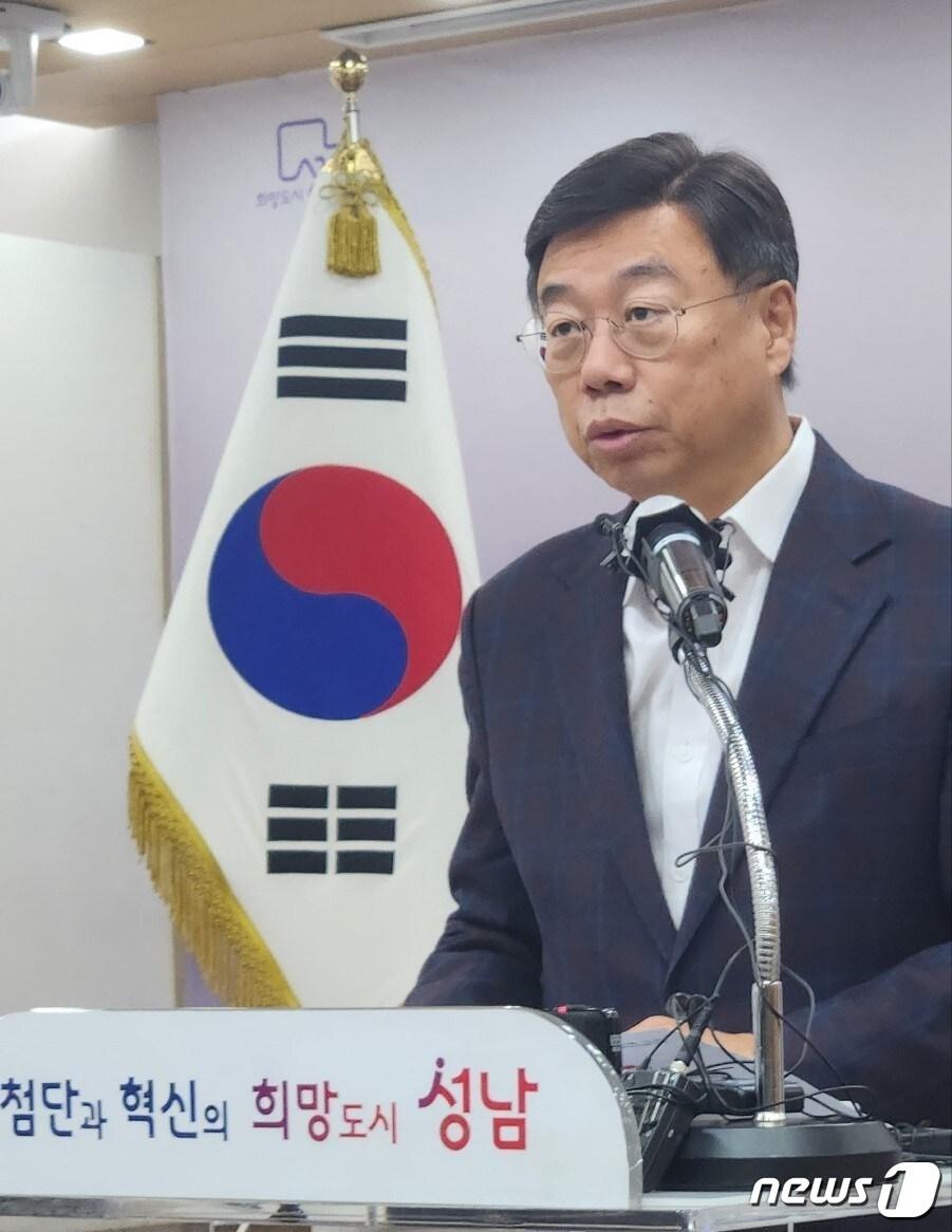 본문 이미지 - 신년 기자회견 중인 신상진 성남시장. ⓒ News1 뉴스1 최대호 기자