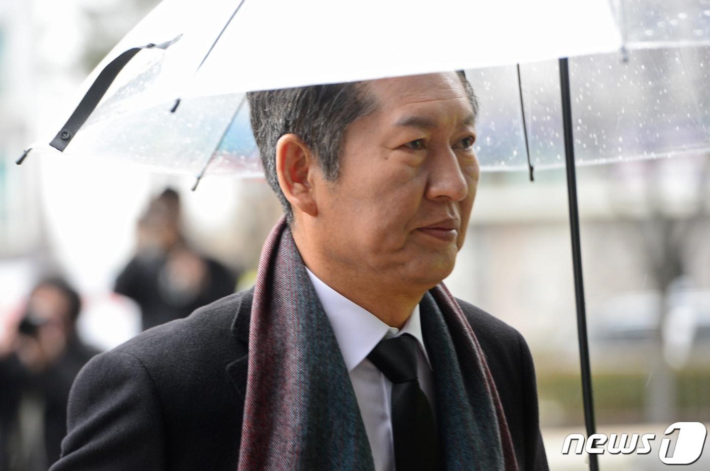 정청래 더불어민주당 최고위원이 5일 광주 서구 치평동 김대중컨벤션센터에서 열린 광주 현장 최고위원회의에 참석하기 위해 회의장으로 향하고 있다. 2024.2.5/뉴스1 ⓒ News1 이승현 기자