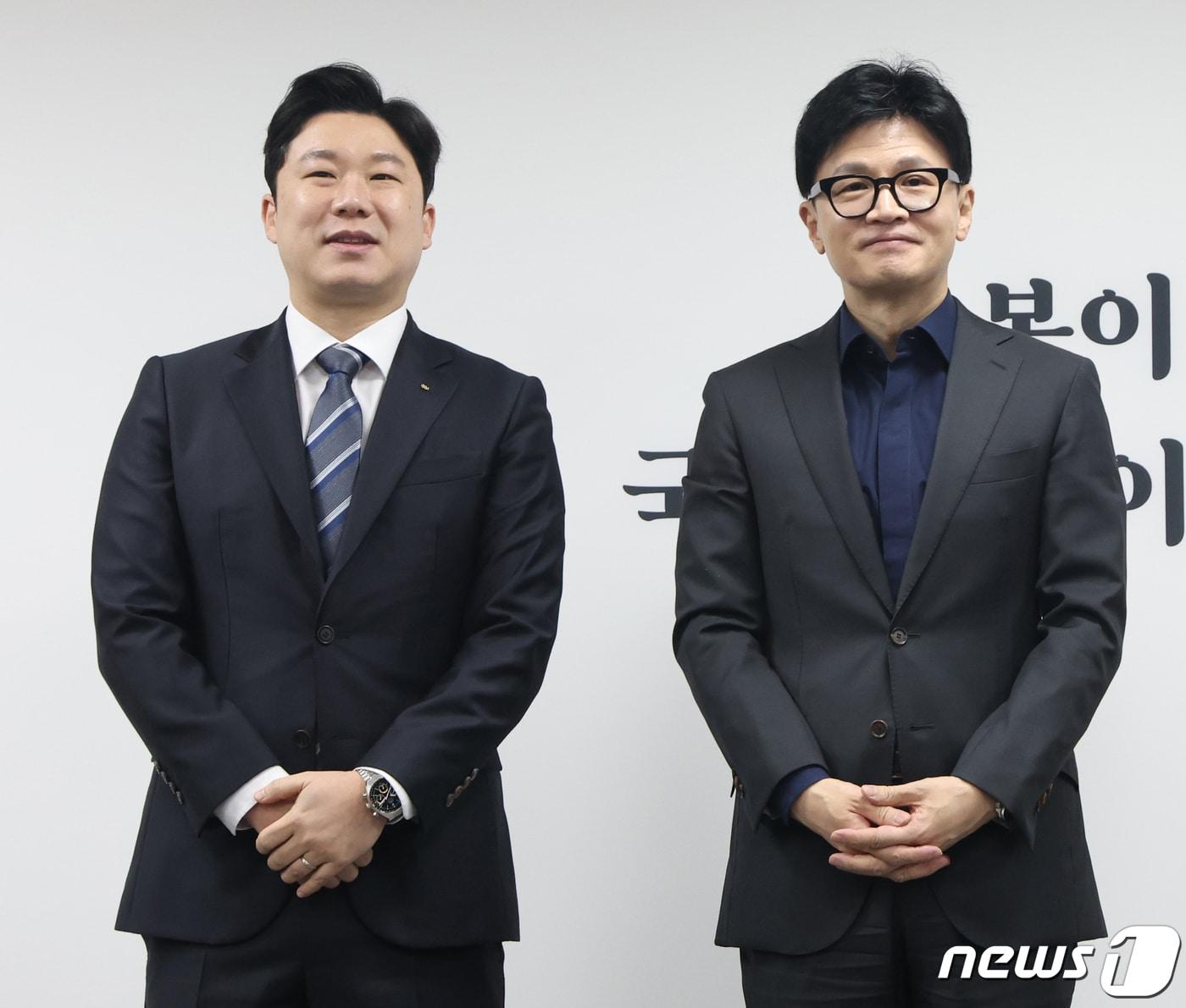 본문 이미지 - 한동훈 전 국민의힘 대표와 진종오 의원.  사진은 2024년 2월 5일 진 의원의 인재영입식 때 모습.  2024.2.5 ⓒ 뉴스1 송원영 기자