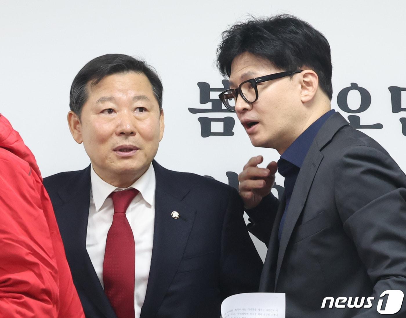 본문 이미지 - 한동훈 국민의힘 비상대책위원장과 이철규 인재영입위원장이 5일 서울 여의도 국회 국민의힘 당사에서 열린 인재 영입 환영식에서 대화를 하고 있다. 2024.2.5/뉴스1 ⓒ News1 송원영 기자