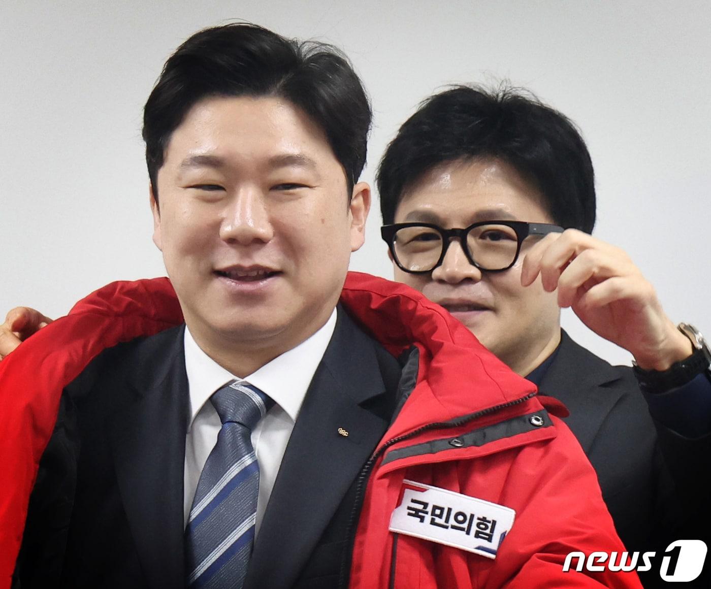 본문 이미지 - 2024년 2월 5일 당시 한동훈 국민의힘 비상대책위원장이 서울 여의도 국회 국민의힘 당사에서 열린 인재 영입 환영식에서 진종오 전 국가대표 사격선수에게 국민의힘 옷을 선물하고 있다. 2024.2.5 ⓒ 뉴스1 송원영 기자