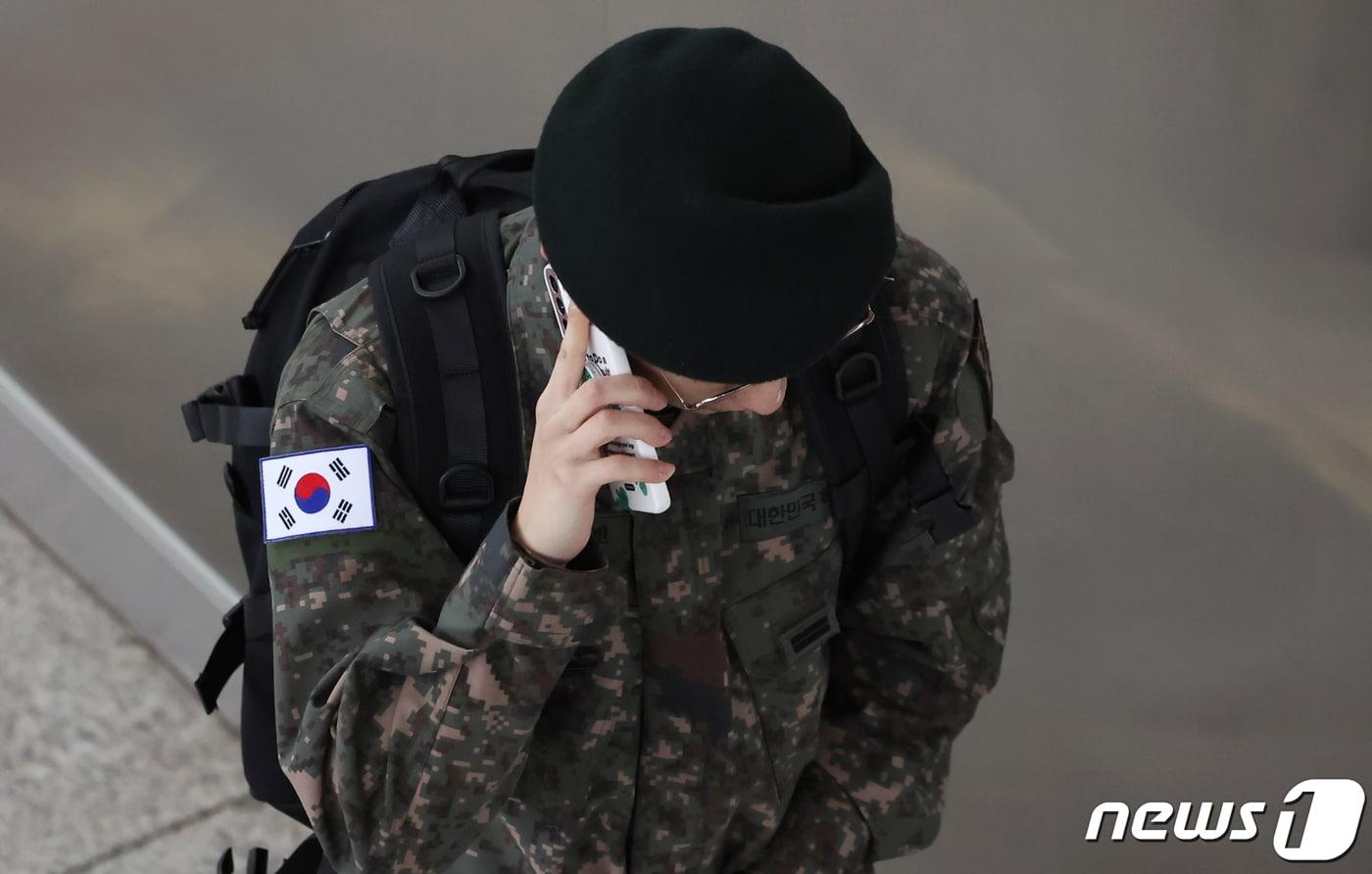  군인이 통화를 하는 모습. ⓒ News1 김민지 기자