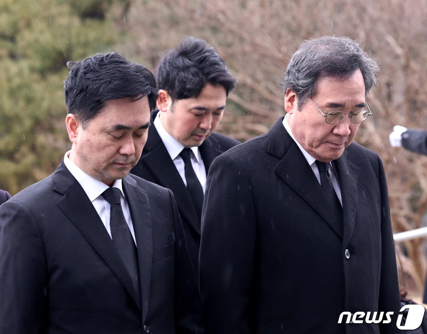 본문 이미지 - 이낙연, 김종민 공동대표를 비롯한 새로운미래 지도부가 5일 오전 동작구 국립서울현충원을 찾아 현충탑을 참배하고 있다. 2024.2.5/뉴스1 ⓒ News1 구윤성 기자