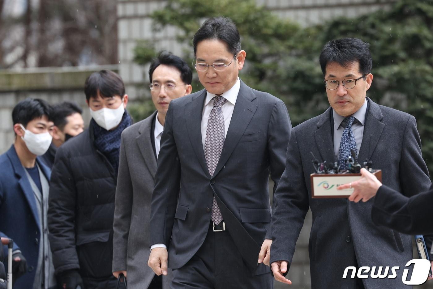 본문 이미지 - 이재용 삼성전자 회장이 5일 오후 서울 서초구 서울중앙지법에서 열린 회계부정·부당합병 관련 1심 선고 공판에 출석하고 있다.  2024.2.5/뉴스1 ⓒ News1 박정호 기자