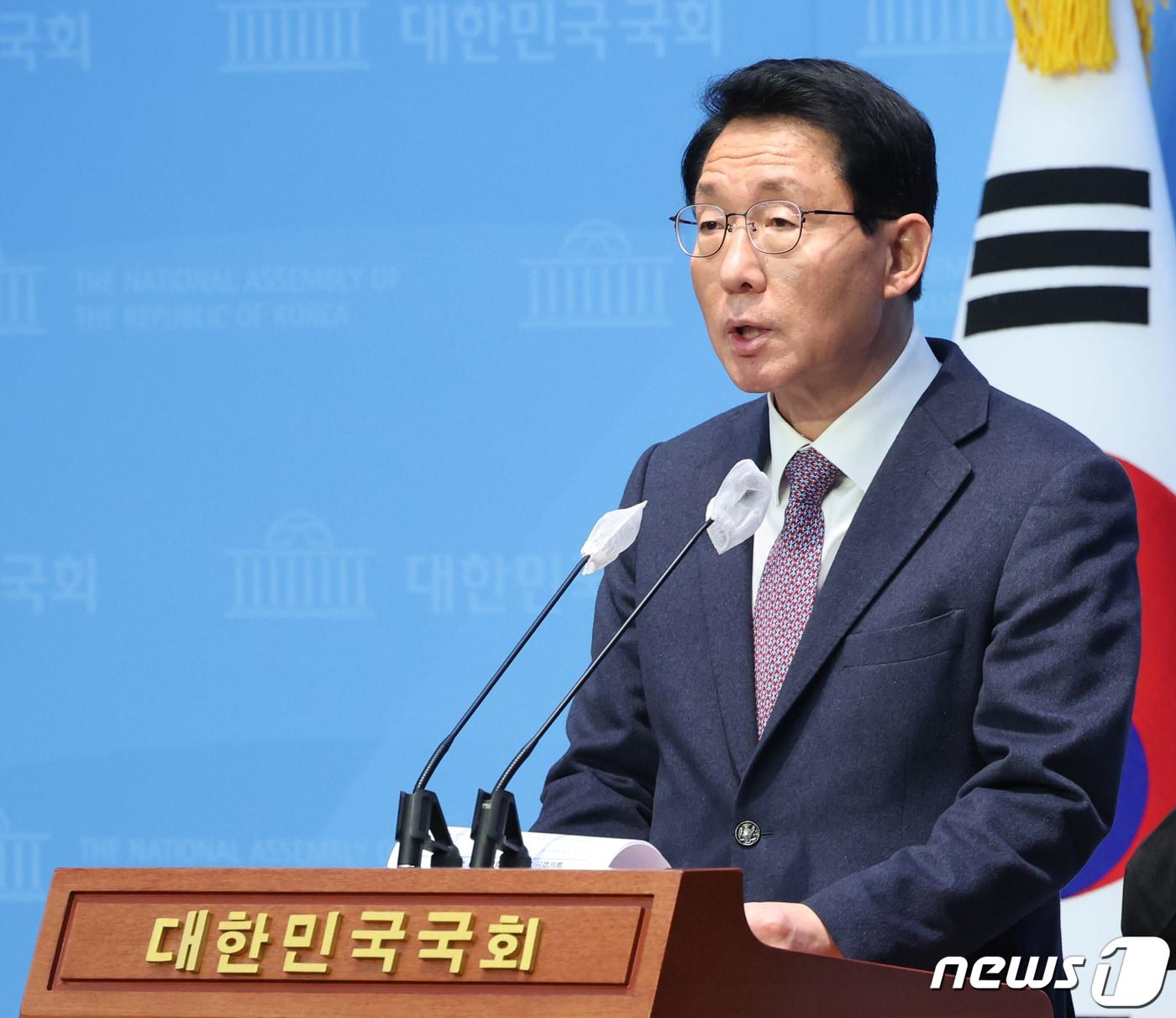 본문 이미지 - 김상훈 국민의힘 정치개혁특위 간사가 5일 서울 여의도 국회 소통관에서 병립형 비례대표제 촉구 기자회견을 하고 있다. 2024.2.5/뉴스1 ⓒ News1 송원영 기자
