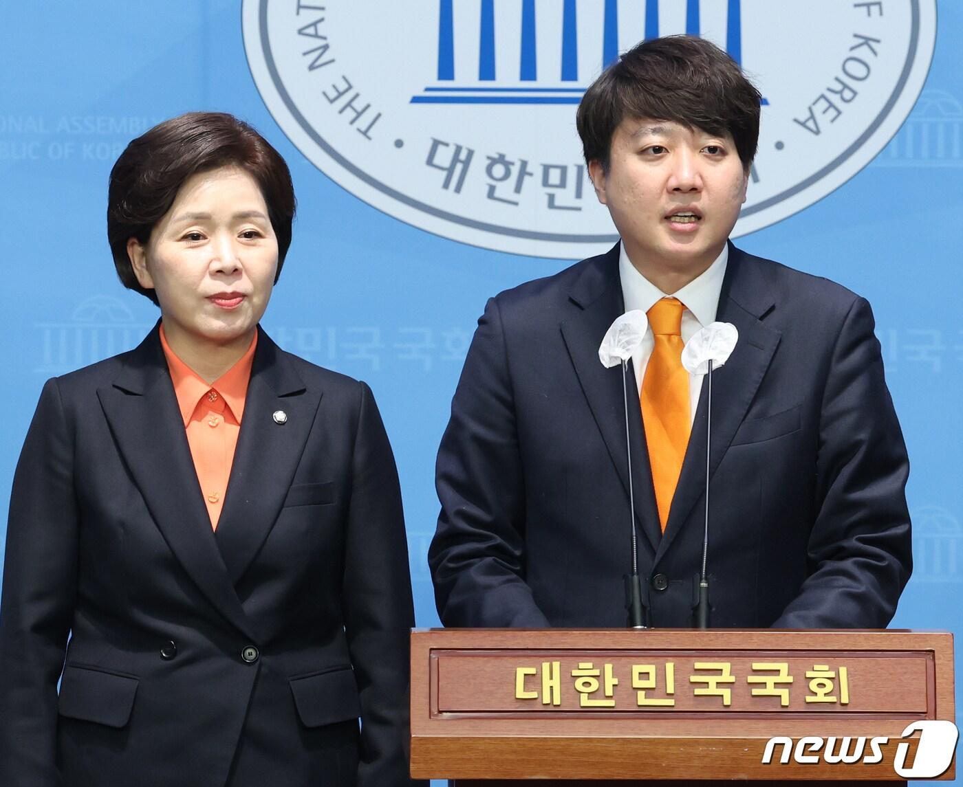 본문 이미지 - 이준석 개혁신당 대표가 5일 서울 여의도 국회 소통관에서 국민의힘의 &#39;서울 확장정책&#39; 관련 기자회견을 하고 있다. 2024.2.5/뉴스1 ⓒ News1 송원영 기자