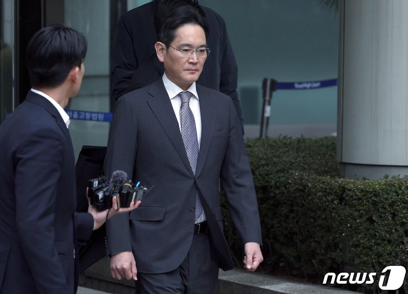 본문 이미지 - 이재용 삼성전자 회장이 5일 오후 서울 서초구 서울중앙지방법원에서 열린 회계부정·부당합병 관련 1심 선고 공판을 마친 뒤 법원을 나서고 있다. 2024.2.5/뉴스1 ⓒ News1 박정호 기자