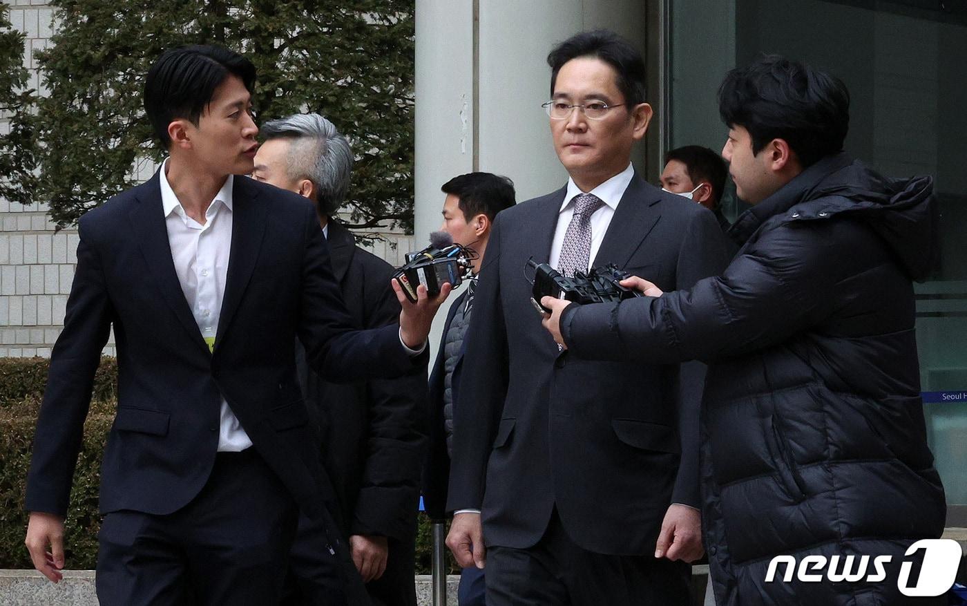 이재용 삼성전자 회장이 5일 오후 서울 서초구 서울중앙지방법원에서 열린 회계부정·부당합병 관련 1심 선고 공판을 마친 뒤 법원을 나서고 있다. 서울중앙지법 형사합의25-2부(부장판사 박정제 지귀연 박정길)는 5일 자본시장과금융투자업에관한법률위반등 혐의로 기소된 이 회장에게 무죄를 선고했다. 2024.2.5/뉴스1 ⓒ News1 장수영 기자