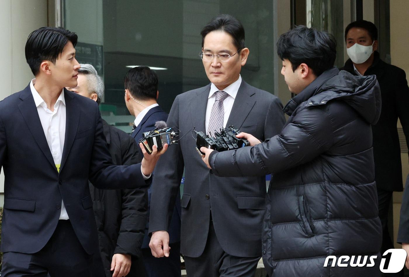 본문 이미지 - 이재용 삼성전자 회장이 5일 오후 서울 서초구 서울중앙지방법원에서 열린 회계부정·부당합병 관련 1심 선고 공판을 마친 뒤 법원을 나서고 있다. 서울중앙지법 형사합의25-2부(부장판사 박정제 지귀연 박정길)는 5일 자본시장과금융투자업에관한법률위반등 혐의로 기소된 이 회장에게 무죄를 선고했다. 2024.2.5/뉴스1 ⓒ News1 장수영 기자