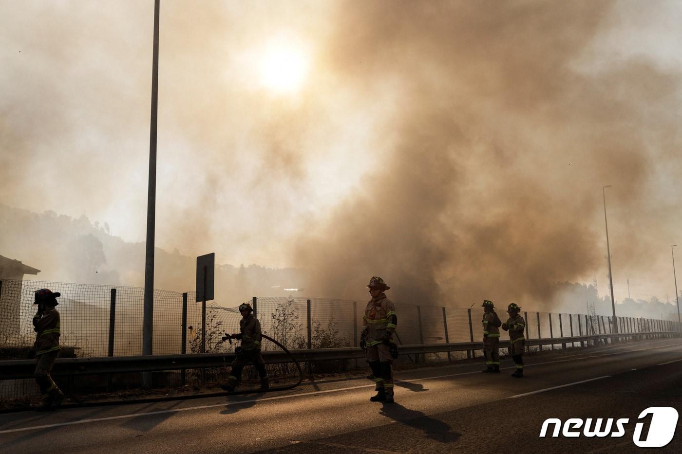 본문 이미지 - 3일(현지시간) 칠레 중부 비냐델마르에서 소방관들이 산불 진화에 나서는 와중에 연기가 솟구치고 있다. 2024.02.03/ ⓒ 로이터=뉴스1 ⓒ News1 박재하 기자