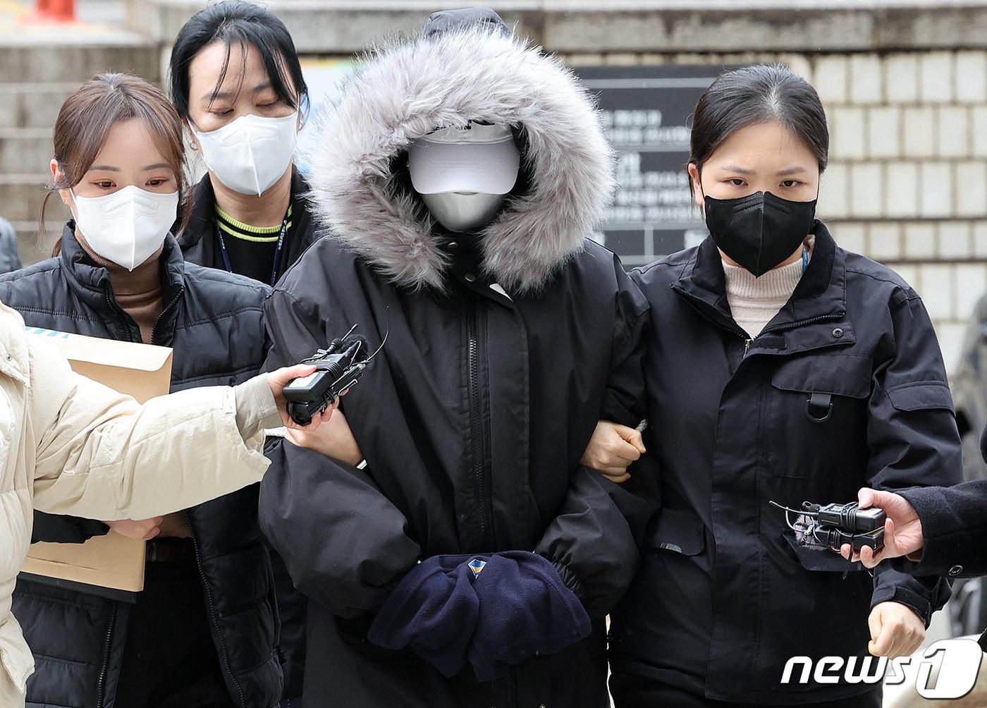 본문 이미지 - 만취한 상태로 벤츠 차량을 몰다가 오토바이를 치어 운전자를 숨지게 한 20대 여성 A씨가 5일 오후 서울 서초구 서울중앙지법에서 열린 구속 전 피의자 심문(영장실질심사)에 출석하고 있다. 2024.2.5/뉴스1 ⓒ News1 장수영 기자