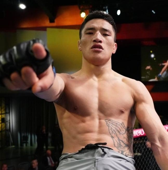 본문 이미지 -  중국의 이자가 4일 미국 네바다주 라스베이거스 UFC 에이펙스에서 열린 '로드 투 UFC' 시즌 2 페더급 결승에서 승리해 UFC에 입성했다. (UFC 코리아 제공)