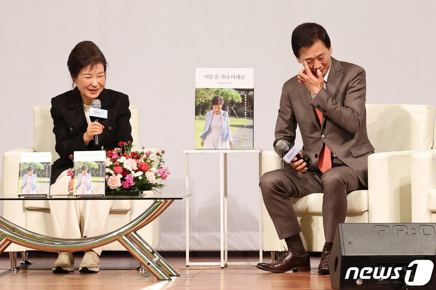 본문 이미지 - 지난 2월 5일 오후 대구 수성구 만촌동 호텔인터불고에서 열린 박근혜 전 대통령 회고록 출간기념 행사에서 유영하 변호사(오른쪽)가 발언 도중 눈시울을 붉히고 있다. (공동취재) 2024.2.5/뉴스1 ⓒ News1 공정식 기자