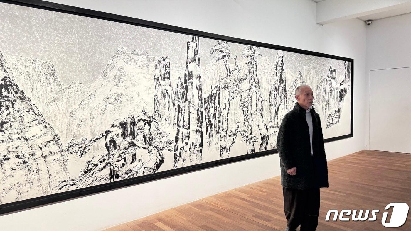 본문 이미지 - 박대성 화백이 서울 종로구 가나아트센터에서 열린 자신의 개인전 '소산비경' 기자간담회에 참석해 작품에 대해 설명하는 모습. 2024.2.2/뉴스1 ⓒ 뉴스1 김일창 기자 ⓒ News1 김일창 기자