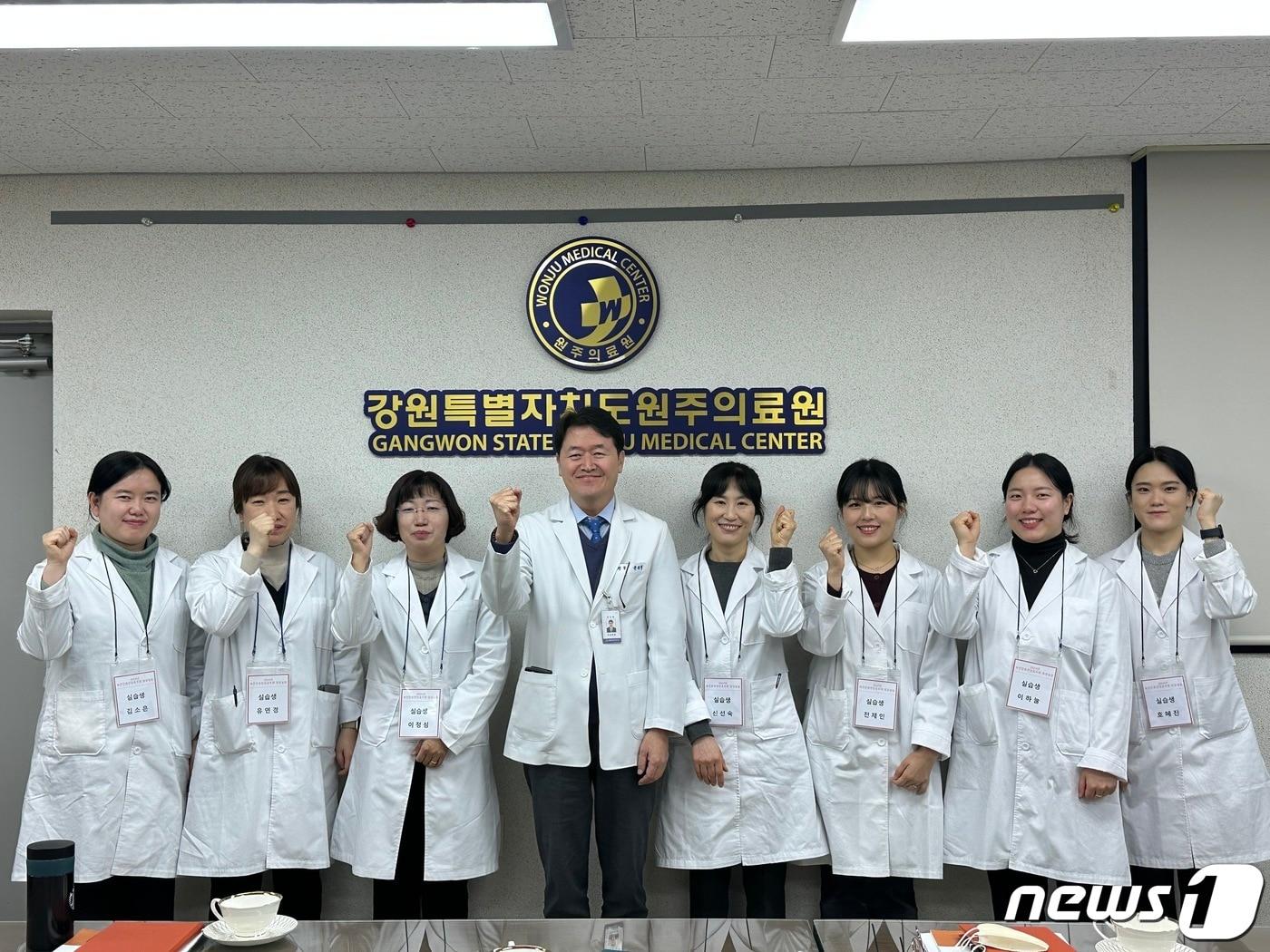 본문 이미지 - 강원도 원주의료원이 5일부터 오는 3월 15일까지 보건진료전담공무원 직무교육 임상실습을 추진하는 가운데, 첫날 교육 관계자들이 기념사진을 촬영하고 있다. (강원도 원주의료원 제공) 2024.2.5/뉴스1