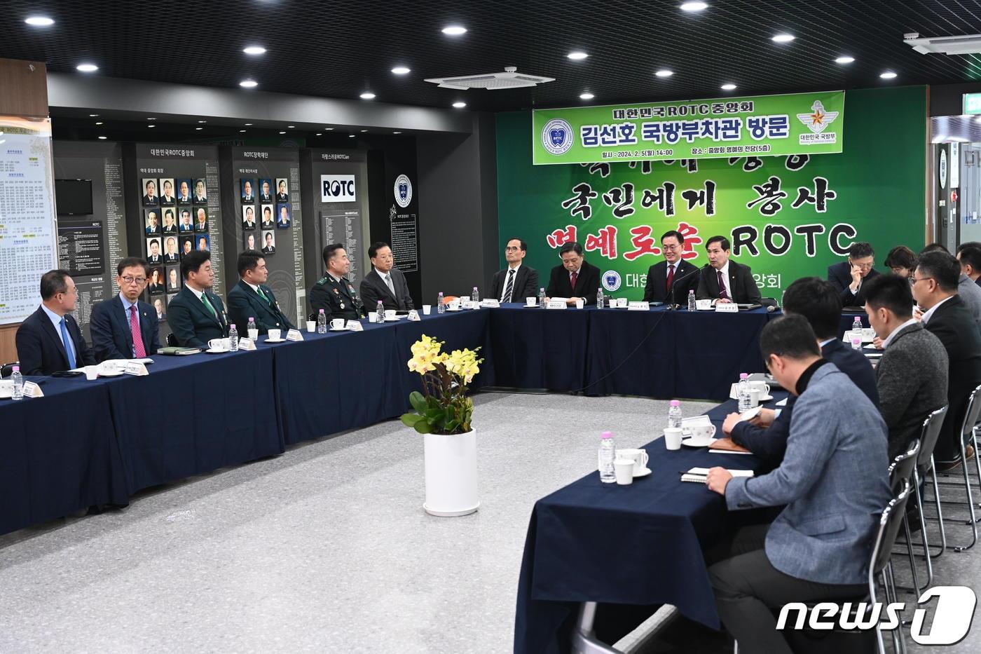 본문 이미지 - 김선호 국방부 차관(앞줄 왼쪽 일곱 번째)이 5일 서울 서초구 ROTC 중앙회에서 열린 '학군장교 지원율 제고를 위한 정책설명회'에서 발언하고 있다. (국방부 제공) 2024.2.5/뉴스1