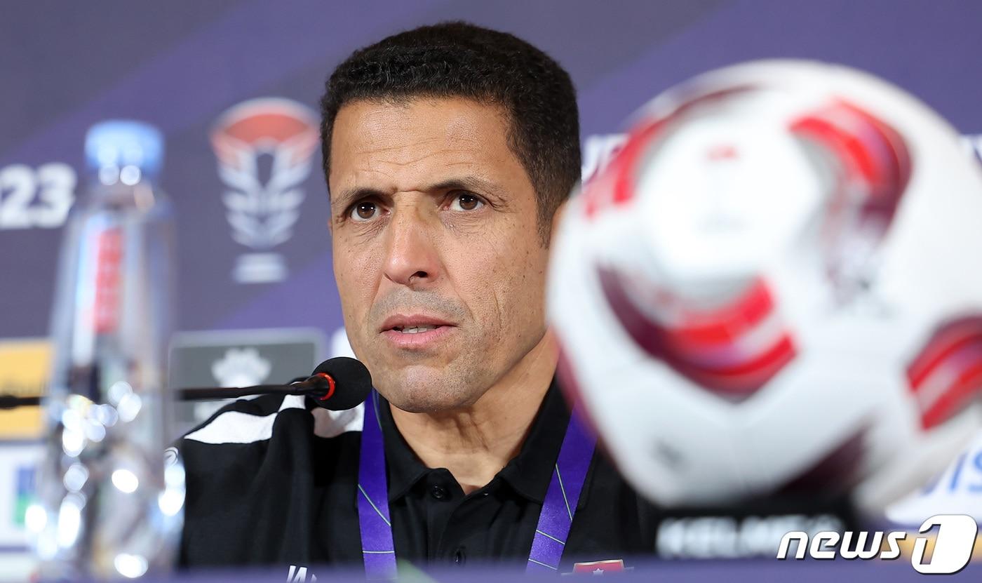 본문 이미지 - 2023 아시아축구연맹(AFC) 카타르 아시안컵 대한민국과 4강전을 하루 앞둔 요르단 축구대표팀 후세인 아모타 감독이 5일(현지시간) 카타르 도하 메인미디어센터(MMC)에서 열린 공식 기자회견에서 출사표를 밝히고 있다. 2024.2.5/뉴스1 ⓒ News1 김성진 기자