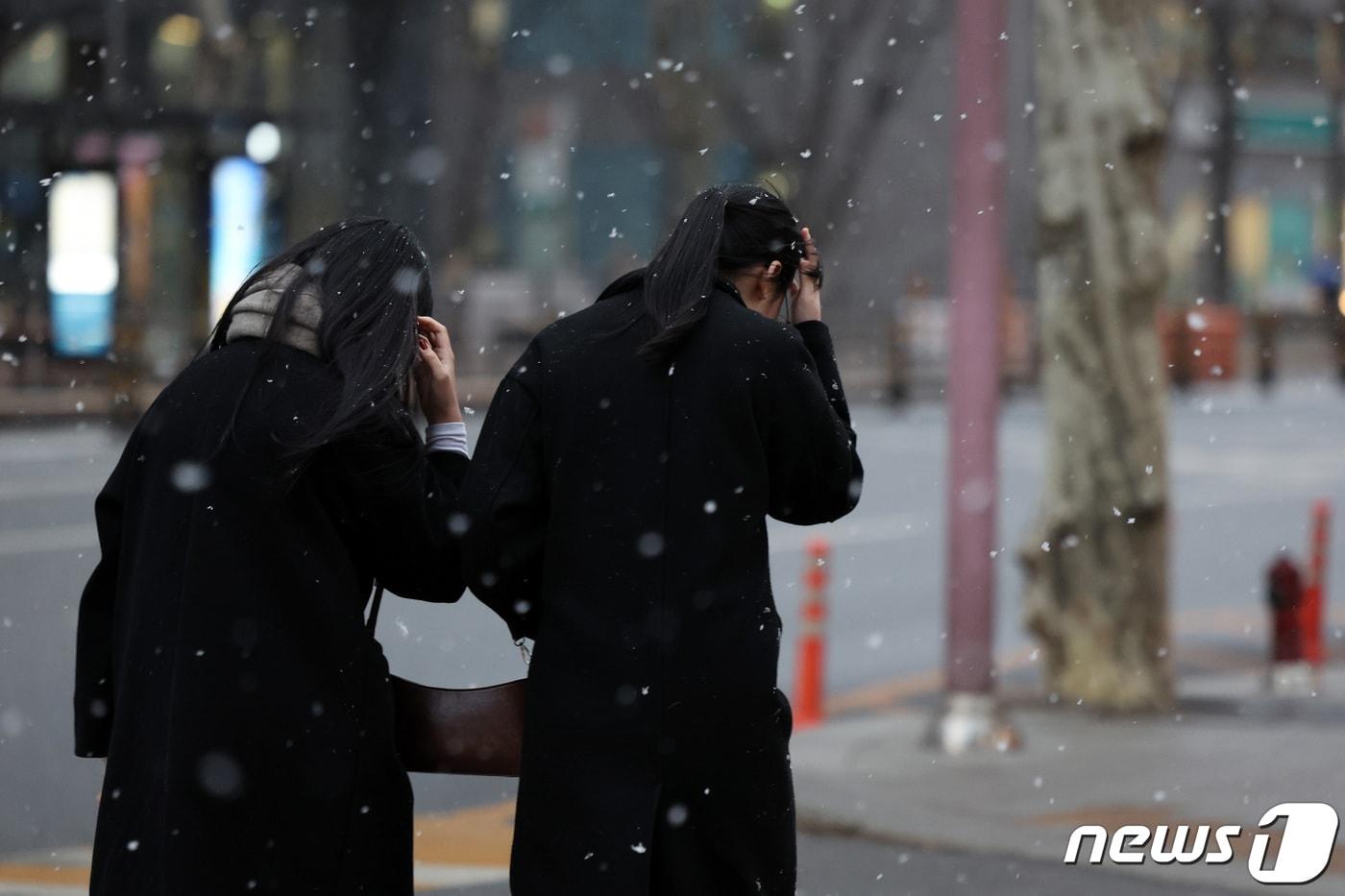 본문 이미지 - 퇴근길 무렵 수도권을 비롯한 중부지역에 눈이 내린 지난 2월5일 오후 서울 종로구 종각역 인근에서 시민들이 발걸음을 재촉하고 있다. (사진과 기사내용은 관련 없음) 2024.2.5/뉴스1 ⓒ News1 이동해 기자